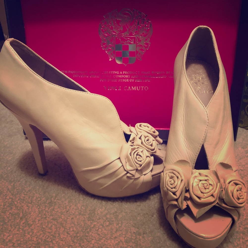 Vince Camuto Nude leather heels size 7
